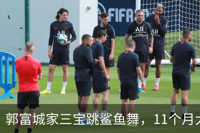 郭富城家三宝跳鲨鱼舞，11个月大又白又萌，被赞绝世容颜